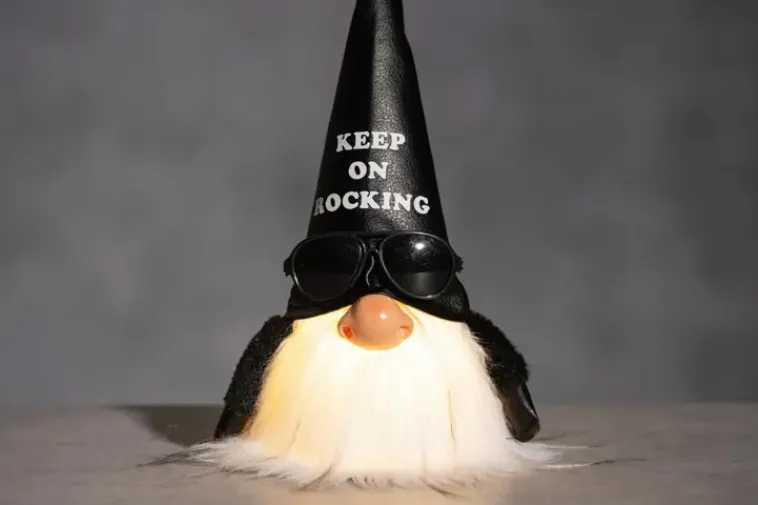 Winteria Sesonkijuhlatarvikkeet>Tonttu Keep On Rocking Led-Valolla 26 Cm